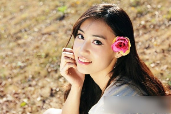Đàm Kiều Y đăng quang ngôi vị Hoa hậu Hoàn cầu Trung Quốc 2012 khu vực tỉnh Hải Nam và bị chỉ trích là quá xấu.